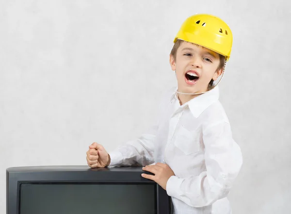 Мальчик Семи Лет Хочет Уничтожить Старый Телевизор Свободное Место Текста — стоковое фото