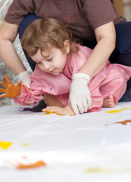 Niño Años Edad Está Pintando Manta Blanca Con Sus Palmas — Foto de Stock