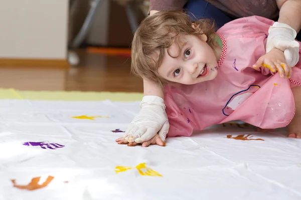 Niño Años Edad Está Pintando Manta Blanca Con Sus Palmas — Foto de Stock