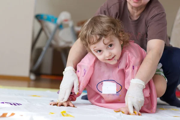 Niño Años Edad Está Pintando Manta Blanca Con Sus Palmas — Foto de Stock