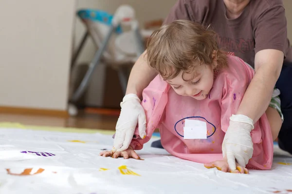 Niño Años Edad Está Pintando Manta Blanca Con Sus Palmas — Foto de Stock