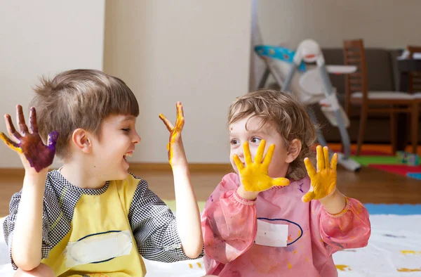 4 ve 6 yaşında çocuk onların avuç beyaz battaniye boyama