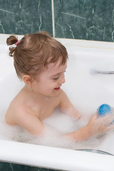 お風呂で四歳の子供 クローズ アップ — ストック写真