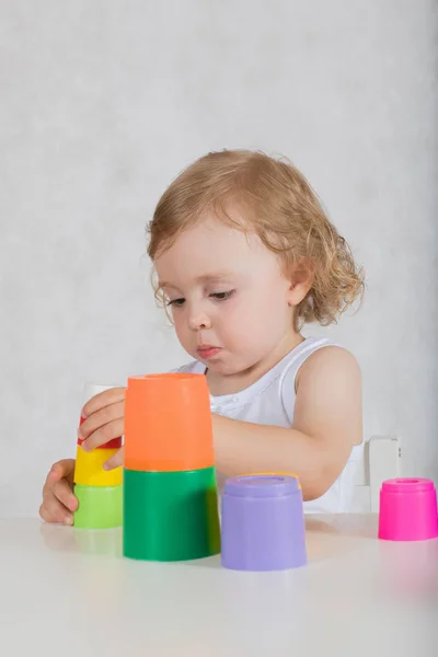 Klein Meisje Van Twee Jaar Een Toren Bouwen Closeup — Stockfoto