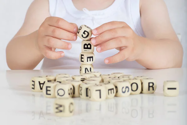 Kleines Mädchen Von Zwei Jahren Komponiert Wörter Aus Buchstaben Nahaufnahme — Stockfoto