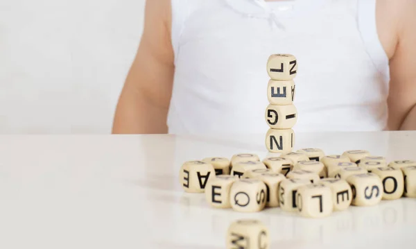 Klein Meisje Van Twee Jaar Componeert Woorden Van Brieven Closeup — Stockfoto