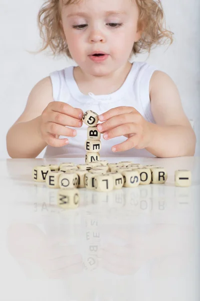 Маленькая Двухлетняя Девочка Пишет Слова Букв Крупный План — стоковое фото