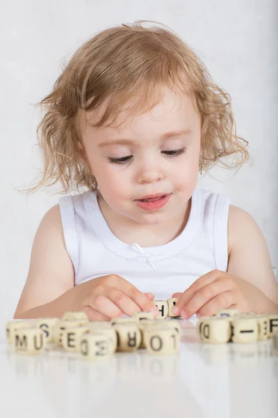 Mała Dziewczynka Dwóch Lat Komponuje Słów Liter Zbliżenie — Zdjęcie stockowe