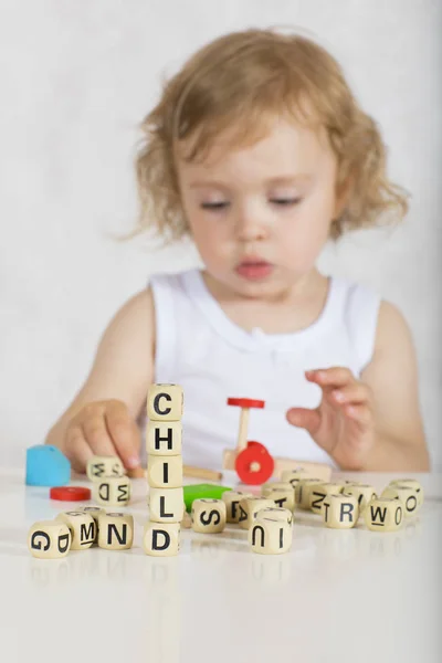 Všední Den Dítě Skládá Dřevěných Písmen Closeup — Stock fotografie