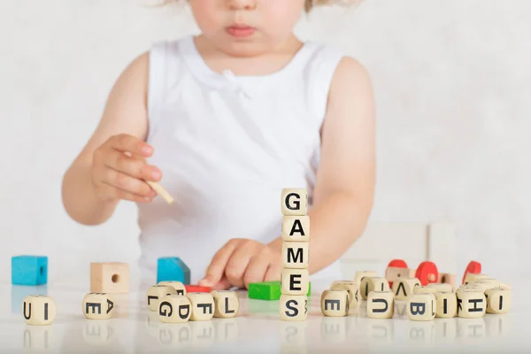 歳の小さな女の子は 文字から単語を構成します クローズ アップ — ストック写真