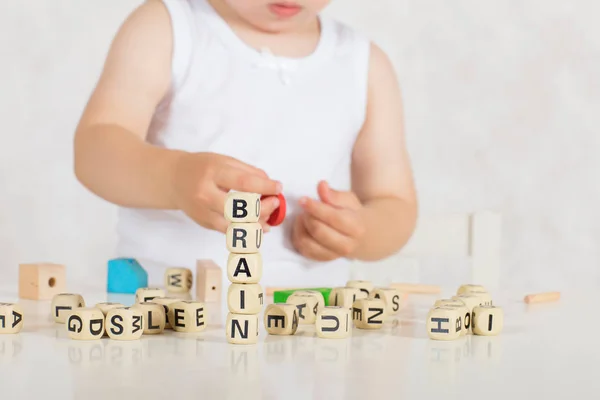 Klein Meisje Van Twee Jaar Componeert Woorden Van Brieven Closeup — Stockfoto