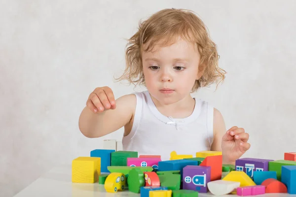 Mała Dziewczynka Dwóch Lat Buduje Coś Kolorowych Figur Geometrycznych Kształty — Zdjęcie stockowe