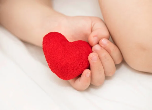 Bambino Tiene Cuore Peluche Rosso Primo Piano — Foto Stock