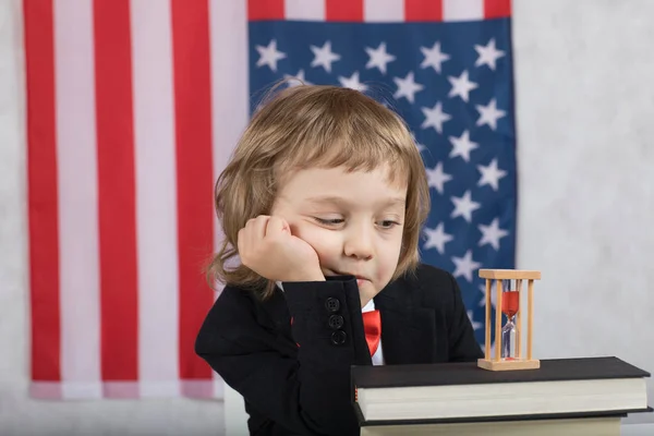 Fiú Négy Éve Amerikai Zászló Előtt Vértes — Stock Fotó