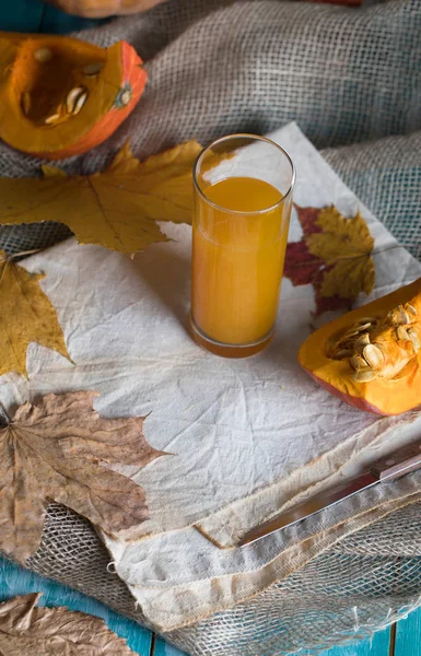 Bicchiere di succo di zucca su superficie di legno . — Foto Stock