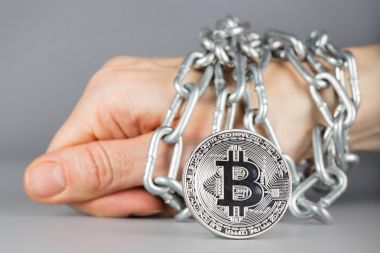 Bitcoin görüntüleyin. Metalik zinciri içinde belgili tanımlık geçmiş bağlı el.