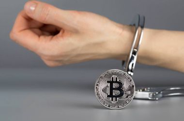 Bitcoin önünde elinde kelepçe. 