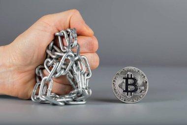 İnsan yumruk ve bitcoin. 
