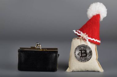 Siyah deri çanta ve çuval bitcoins. 