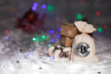 Kış tatil arka plan: bitcoins olan torba.