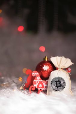 Kış tatil arka plan: bitcoins olan torba.
