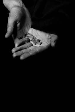 Bir köylü kadının avuç ahşap el yapımı çapraz. 