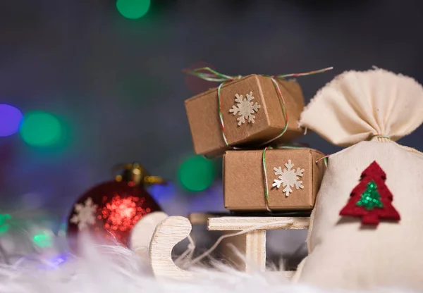 Χειμερινές διακοπές σε φόντο: Χριστουγεννιάτικα δώρα σε mini ξύλινα sl — Φωτογραφία Αρχείου