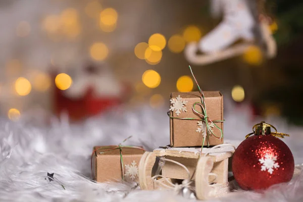 Χειμερινές διακοπές σε φόντο: Χριστουγεννιάτικα δώρα σε mini ξύλινα sl — Φωτογραφία Αρχείου