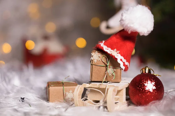 Zimní svátky pozadí: vánoční dárky na mini dřevěné sl — Stock fotografie