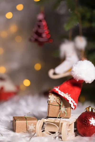 Sfondo vacanze invernali: regali di Natale su mini sl di legno — Foto Stock