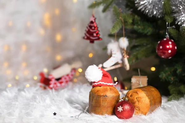 Torta tradizionale italiana panettone in cappello di Babbo Natale . — Foto Stock