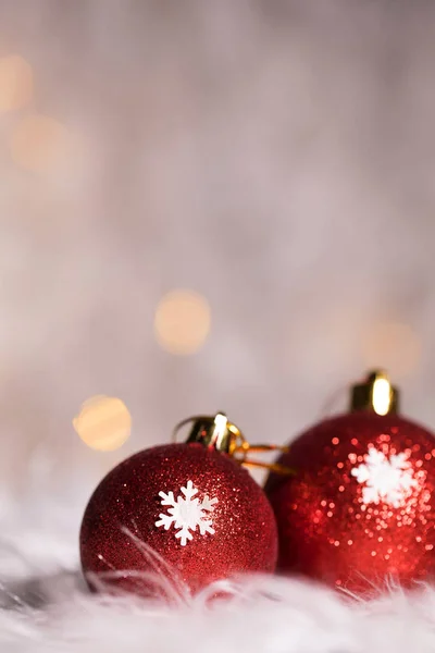 Rode kerstballen op witte namaakbont opvlammen. Extreme clo — Stockfoto