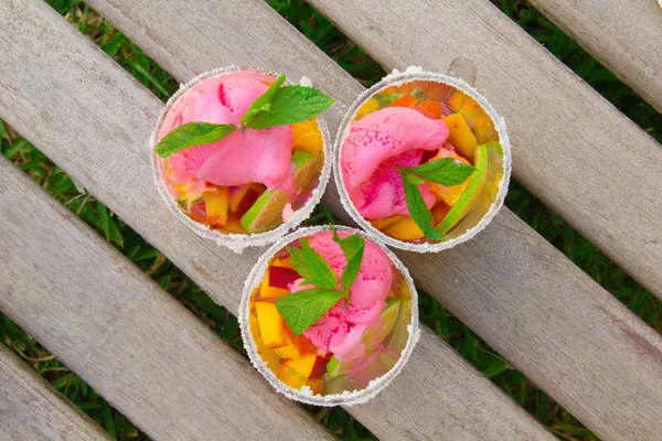 Ovocný salát s jahodovou zmrzlinou — Stock fotografie