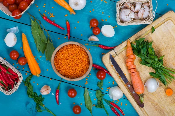 Ingrediënten voor het voorbereiden van gestoofde linzen met groenten. — Stockfoto