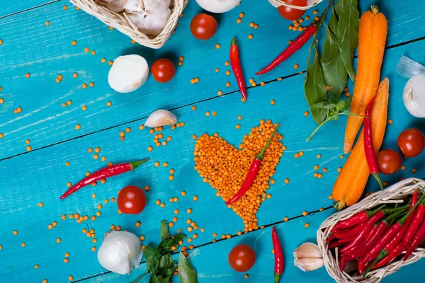 Ingrediënten voor het voorbereiden van gestoofde linzen met groenten. — Stockfoto