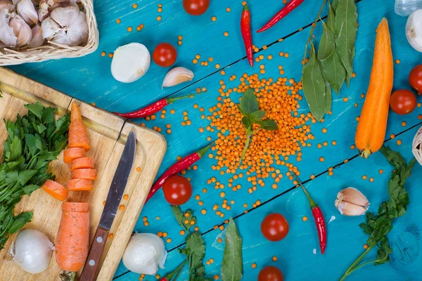 Ingrediënten voor het voorbereiden van gestoofde linzen met groenten. — Stockfoto