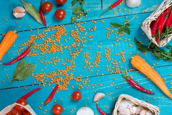 Ingrediënten voor het voorbereiden van gestoofde linzen met groenten. — Stockfoto