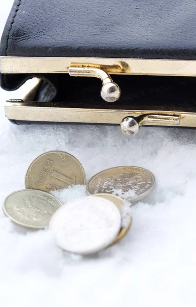 Small parcel and coins in the snow. — Stock Photo, Image