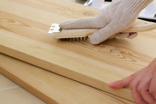 Proceso de pulido de la madera antes de pintar. Primer plano. —  Fotos de Stock
