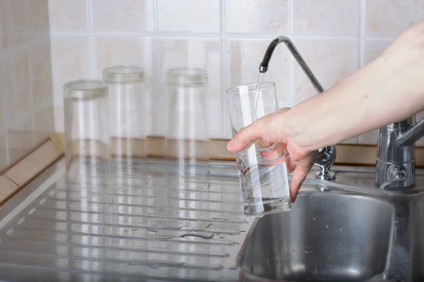 Jovencita Está Vertiendo Poco Agua Filtrada Vidrio —  Fotos de Stock