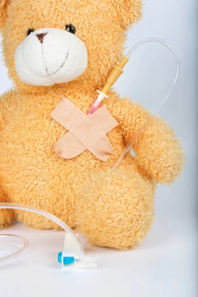 Nallebjörn med blodtransfusion system. Närbild — Stockfoto
