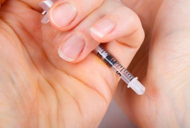 İnsülin şırınga gri bir arka plan üzerinde. 