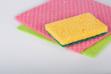 Gri bir yüzey üzerinde temizlik malzemeleri. 