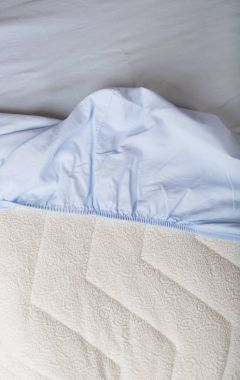 Monte kağıda mavi bir yatak.