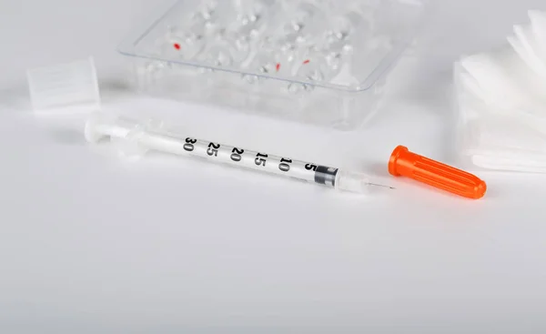 Insuliny strzykawki na szarym tle. — Zdjęcie stockowe