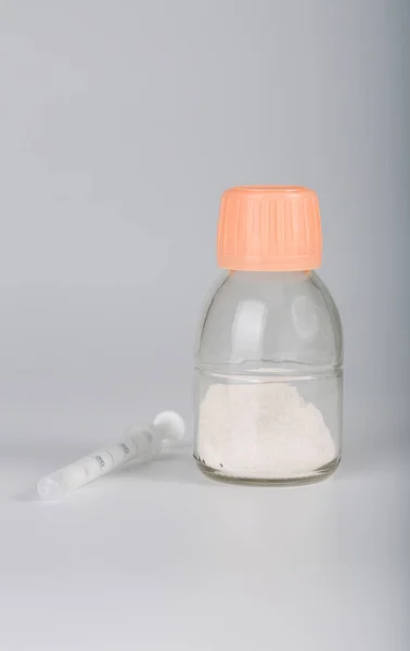注射器玻璃瓶中的粉末抗生素. — 图库照片