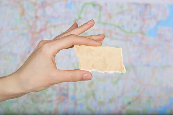 Trozo de papel con espacio libre para un texto en un mapa . — Foto de Stock