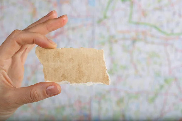 Trozo de papel con espacio libre para un texto en un mapa . — Foto de Stock