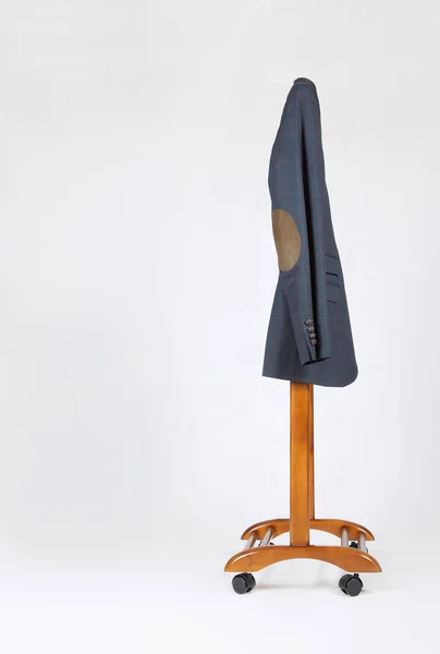Mužské klasická bunda je na stojan věšák bundu. — Stock fotografie