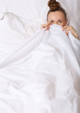 30 ila 40 yaşları arasında genç bayan yatağında kalır. Portre